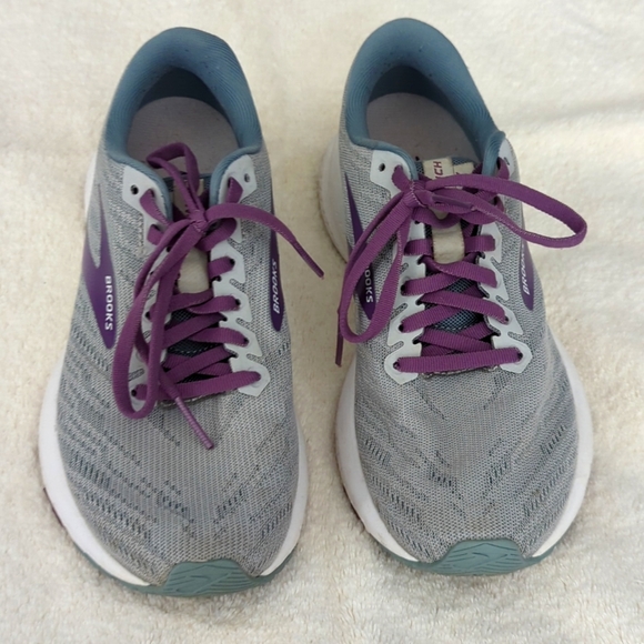 Brooks Shoes - Brooks Launch Sneakers in EUC